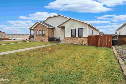 13717 Karen St, Williston, ND, 58801-5175 | Card Image