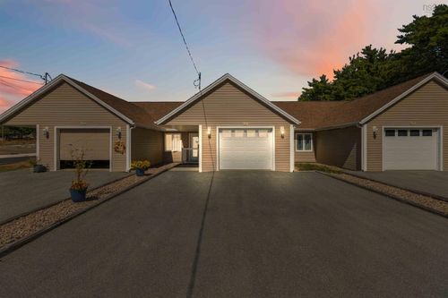 91 Etna St, House with 2 bedrooms, 2 bathrooms and 1 parking in Bridgewater NS | Card Image