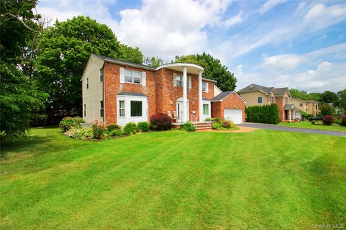 26 Woods Dr, Roslyn, NY, 11576-2617 | Card Image