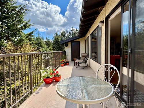 302-17918 23rd Ln Ne, Shoreline, WA, 98155-3950 | Card Image