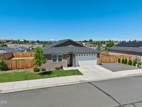 898 Se Strawberry Ln, Madras, OR, 97741-9125 | Card Image