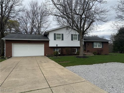 2045 Pondview Cir Nw, Uniontown, OH, 44685-8422 | Card Image