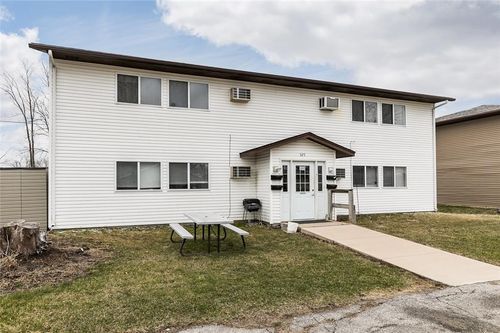 325 Clymer Rd, Hiawatha, IA, 52233-1127 | Card Image