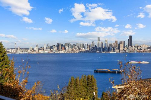 1701 41st Ave Sw, Seattle, WA, 98116-2001 | Card Image