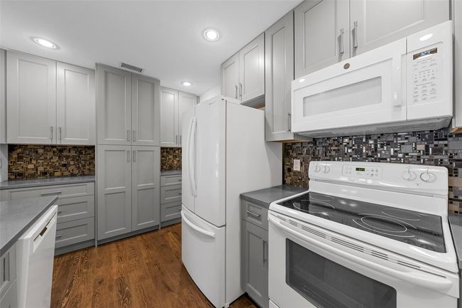 7460 W Country Club Dr N, Condo with 2 bedrooms, 2 bathrooms and null parking in Sarasota FL | Image 20