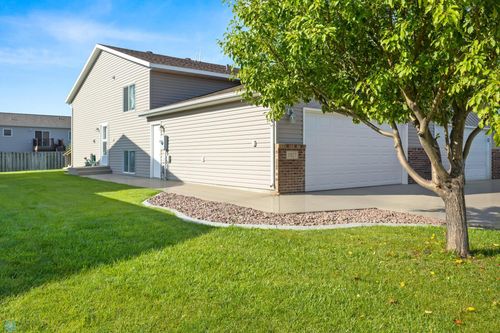 1027 42nd Ave W, West Fargo, ND, 58078-8817 | Card Image