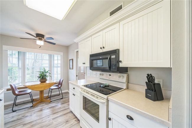 Stove and microwave | Image 15