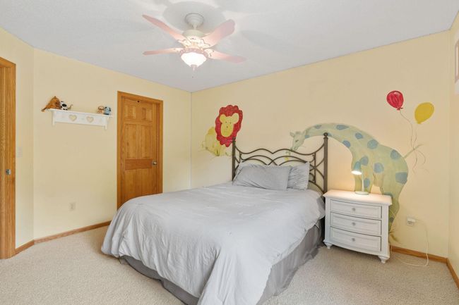 This bedrooms has a nice sized walk-in closet. | Image 28