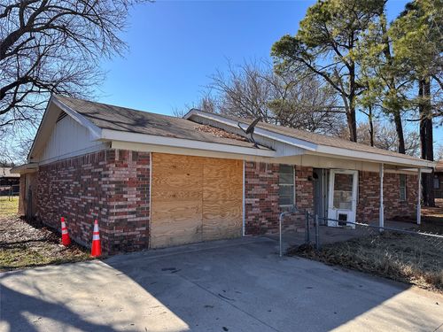 802 E Clay St, Bowie, TX, 76230-5713 | Card Image