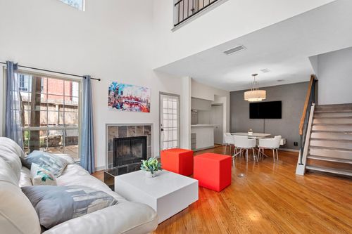 apt-11-2220 Bering Dr, Houston, TX, 77057-4711 | Card Image