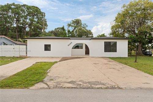 8560 Southampton Dr, Miramar, FL, 33025-2833 | Card Image