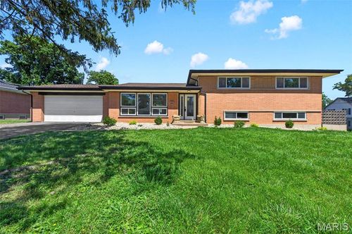 800 Charlesgate Dr, Saint Louis, MO, 63132-3503 | Card Image