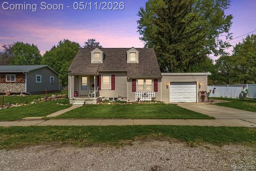 310 W Caroline St, Fenton, MI, 48430-2810 | Card Image
