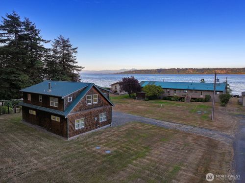 8267 Franklin Rd, Clinton, WA, 98236-9404 | Card Image