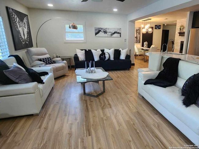207 Woodlake Dr, House other with 4 bedrooms, 2 bathrooms and null parking in McQueeney TX | Image 7