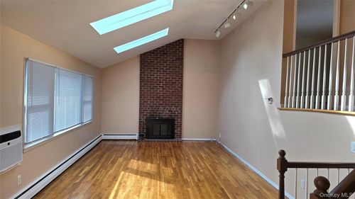 1 Elvira Ct, Huntington, NY, 11743-6802 | Card Image