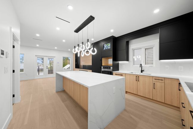 5628 Chaffey Ave, Home with 6 bedrooms, 5 bathrooms and 2 parking in Burnaby BC | Image 11