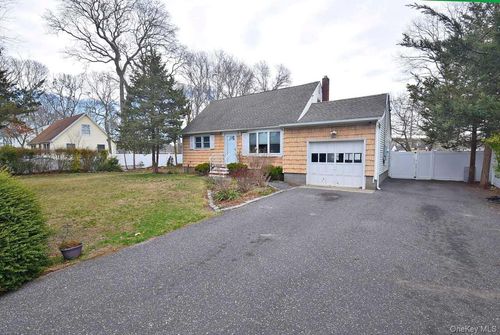 3 Windus Dr, Shirley, NY, 11967-3103 | Card Image