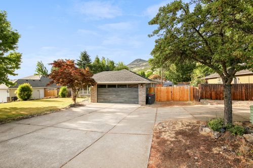 4719 Hillcrest Rd, Medford, OR, 97504-9606 | Card Image