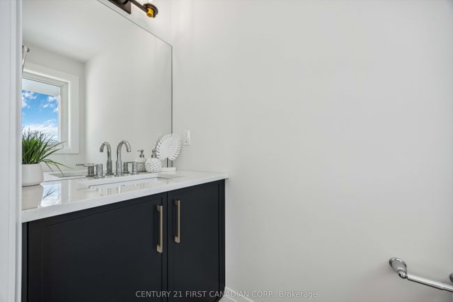 483 Huron St, House other with 3 bedrooms, 3 bathrooms and 2 parking in Wyoming ON | Image 18