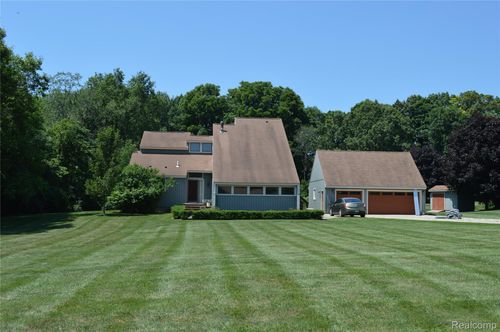 10055 Walnut Hill Dr, Springfld Twp, MI, 48350-1162 | Card Image