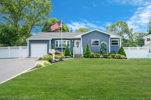 47 Tucker Dr, Bayport, NY, 11705-1233 | Card Image