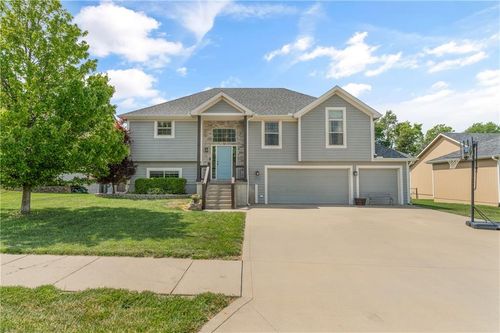 2712 E Sycamore St, Tonganoxie, KS, 66086-7801 | Card Image