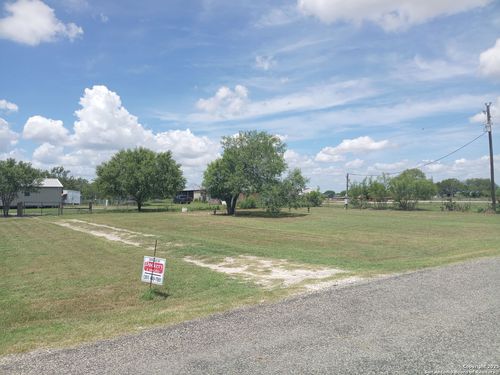 137 County Road 302, George West, TX, 78022-3674 | Card Image