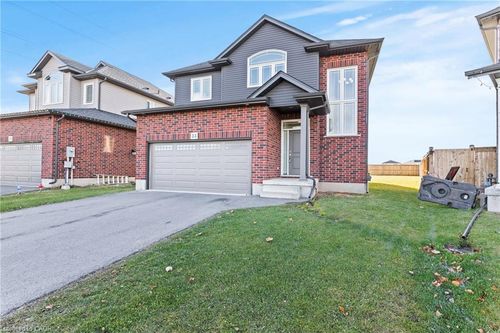 33 Cinnamon St, Thorold, ON, L2V0H6 | Card Image