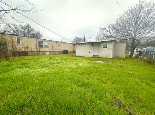 820 Chihuahua St, Lockhart, TX, 78644-3504 | Card Image
