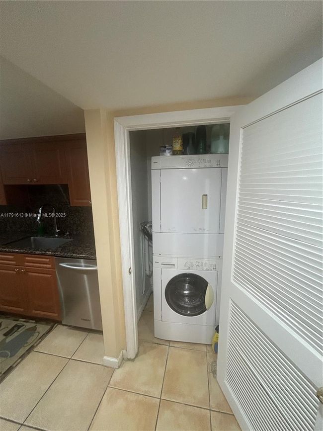 APT-434 - 5401 Collins Ave, Condo with 2 bedrooms, 2 bathrooms and null parking in Miami Beach FL | Image 9