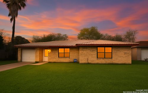 902 W Flournoy St, Beeville, TX, 78102-3022 | Card Image