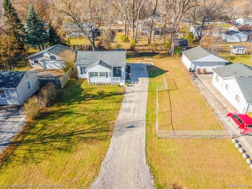 4510 S John Hix Rd, Wayne, MI, 48184-1522 | Card Image