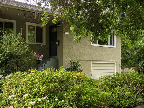 1607 Chandler Ave, Victoria, BC, V8S1N7 | Card Image