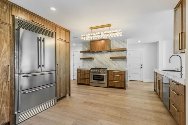 Deluxe refrigerator and double freezer; 6 burner gourmet Italian stove | Image 4