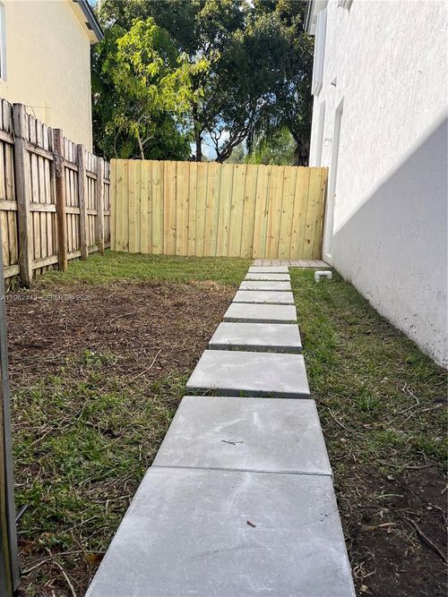 efficiency-238 Ne 31st Ave, Homestead, FL, 33033-7121 | Card Image