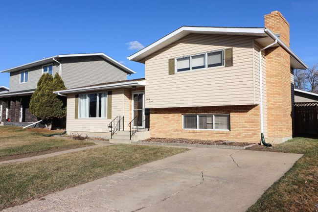 27 Ross Glen Place Se, Home with 3 bedrooms, 2 bathrooms and 3 parking in Medicine Hat AB | Image 24
