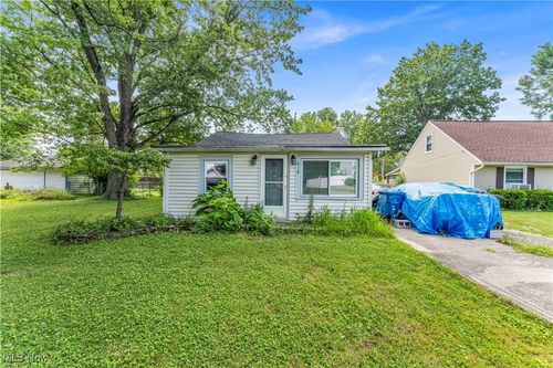 618 W Shore Blvd, Sheffield Lake, OH, 44054-1347 | Card Image