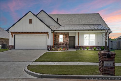 2916 S 8th St, Broken Arrow, OK, 74012-5521 | Card Image