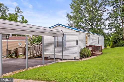 42 Cedar St, Manchester, PA, 17345-1324 | Card Image