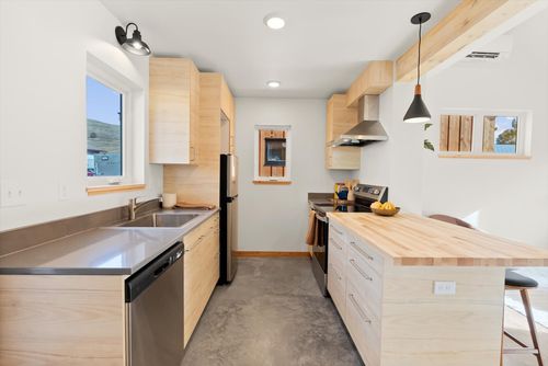 1022 Charlo St, Missoula, MT, 59802-2710 | Card Image