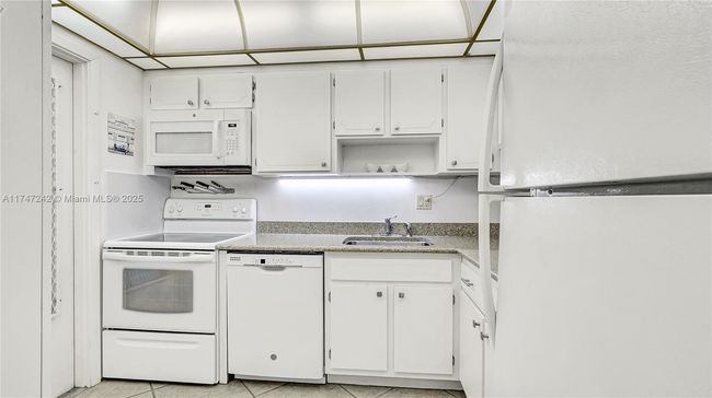 APT-103 - 1101 Hillcrest Ct, Condo with 2 bedrooms, 2 bathrooms and null parking in Hollywood FL | Image 6