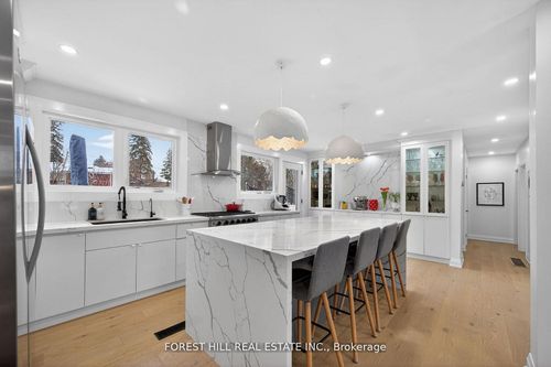 4 Holman Cres, Aurora, ON, L4G1Z9 | Card Image