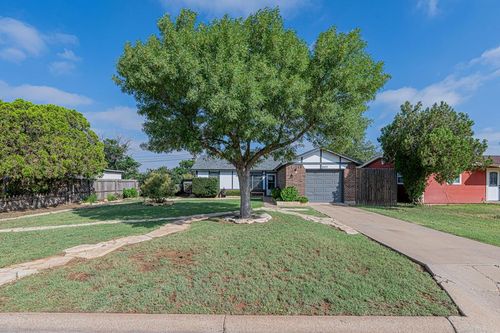 902 Howard Dr, Midland, TX, 79703-7018 | Card Image