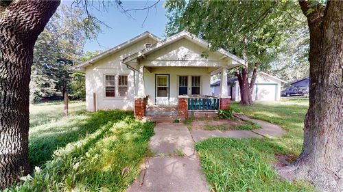 829 N West St, Nevada, MO, 64772-1355 | Card Image