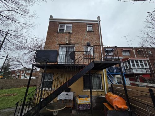 1073 E 233rd St, Bronx, NY, 10466-3333 | Card Image