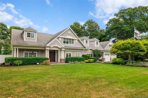 23 Country View Ln, East Islip, NY, 11730-3108 | Card Image