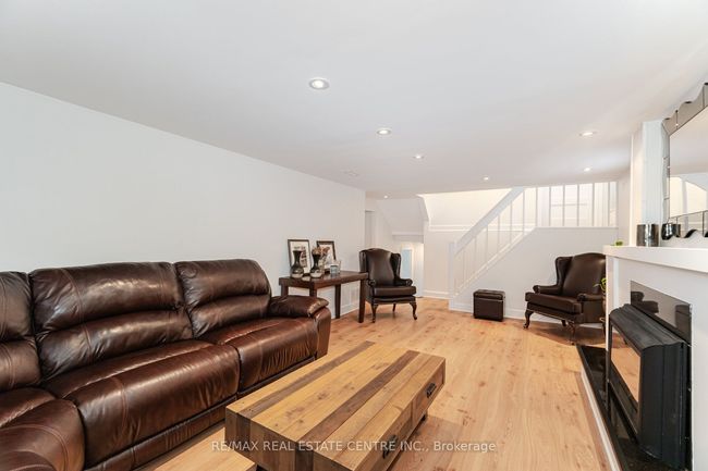 55 Mallard Cres, House attached with 4 bedrooms, 2 bathrooms and 3 parking in Brampton ON | Image 9