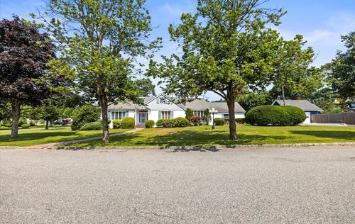 2 Johnson Dr, Brightwaters, NY, 11718-1405 | Card Image