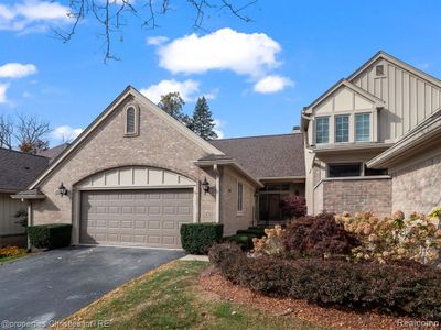 2459 Hickory Glen Drive, Condo with 3 bedrooms, 3 bathrooms and null parking in Bloomfield Hills MI | Image 2